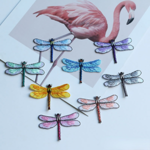 Patch brodé thermocollant libéllule 6cm x 4cm - 8 couleurs disponibles
