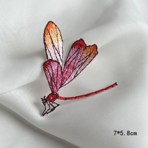 Dimensions Patch brodé thermocollant libéllule multicolore 5.8cm x 7cm couleur Rouge