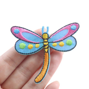 Vue générale Patches libéllules roses et bleues brodées thermocollants - 6.3cm x 5cm - Lot 5 pièces