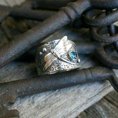  Vue générale Bague Libéllule Style Vintage avec pierre bleue