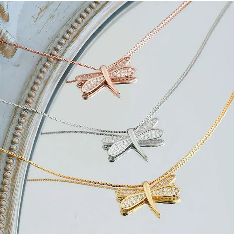 Vue générale Collier Pendentif Libellule Scintillement Doré Couleur