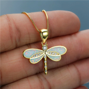 Vue Portée Collier Pendentif Libellule Éclat Prismatique Couleur Blanc