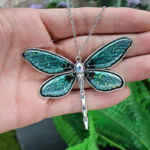 Vue détaillée Collier Pendentif Libellule Aile de Lumière