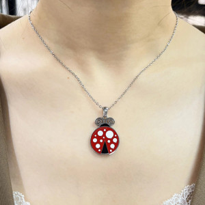 Vue Portée Pendentif Ensemble Collier et Boucles d'Oreilles Coccinelle Couleur Argent
