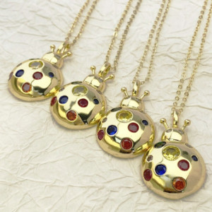 Vue de face Collier Pendentif Coccinelle aux Pierres Multicolores