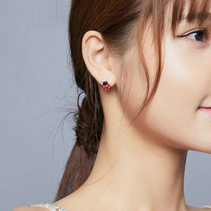Vue Portée côté droit Boucles d'Oreilles Coccinelle et margueritte en Argent Sterling 925