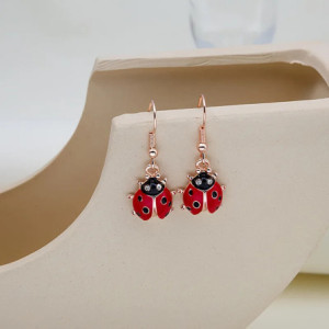 Vue de face Boucles d'Oreilles Coccinelle Pendantes