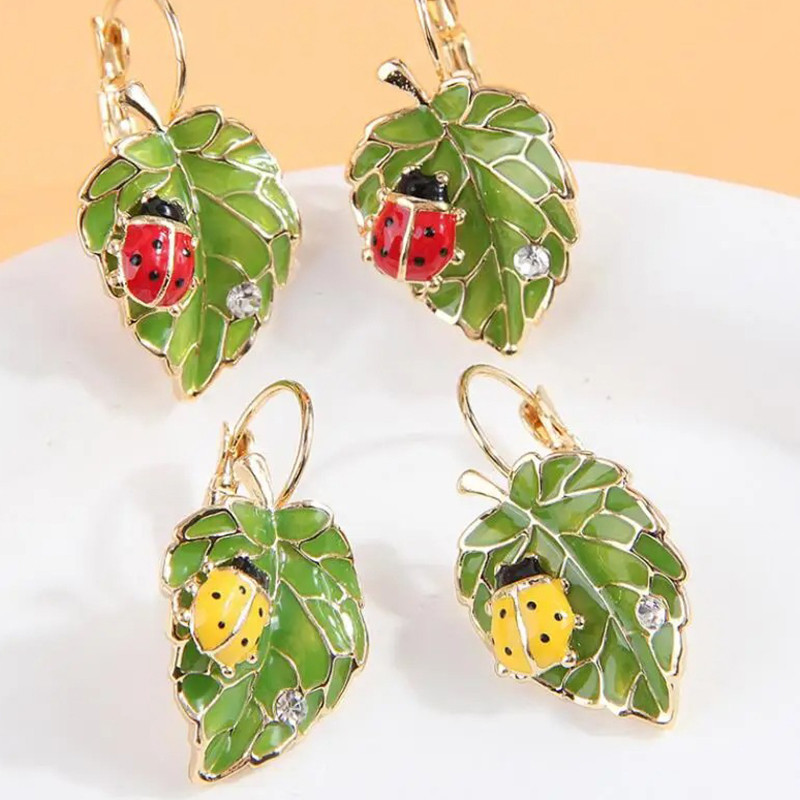 Boucles d'Oreilles Pendantes Coccinelle et Feuille - 2 couleurs au choix !
