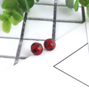 Vue de face des Boucles d'Oreilles Coccinelle Fantaisie en Acier Inoxydable