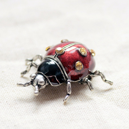 Vue détaillée de la Broche Coccinelle Éclat d'Automne