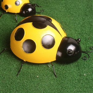 Magnifique Décoration Murale Coccinelle Jaune 3D en Métal - 16 cm