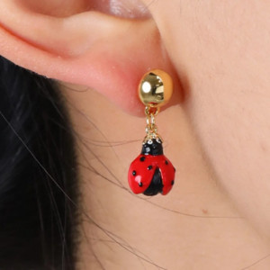 Vue Portée boucles d'Oreilles Charms Coccinelle Élégance Dorée