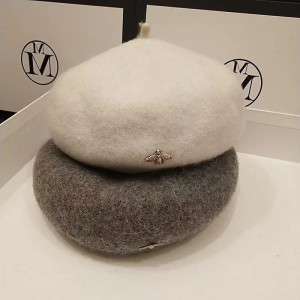 Béret en laine pour femme avec magnifique broche abeille
