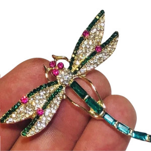 Élégante Broche Libellule Stylée en Émail Vue arriere