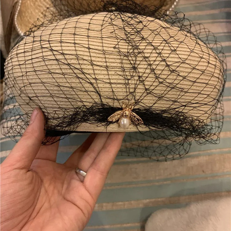 Béret pour femmes design exclusif Avec perle d'abeille beige
