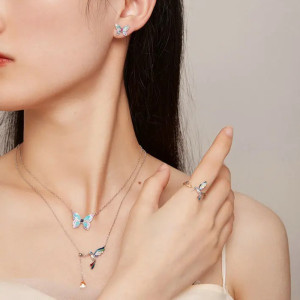 Vue Portée Collier papilion aux ailles bleues roses et vertes  en Argent Sterling 925