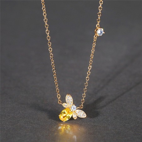Collier avec pendentif en forme de petite abeille