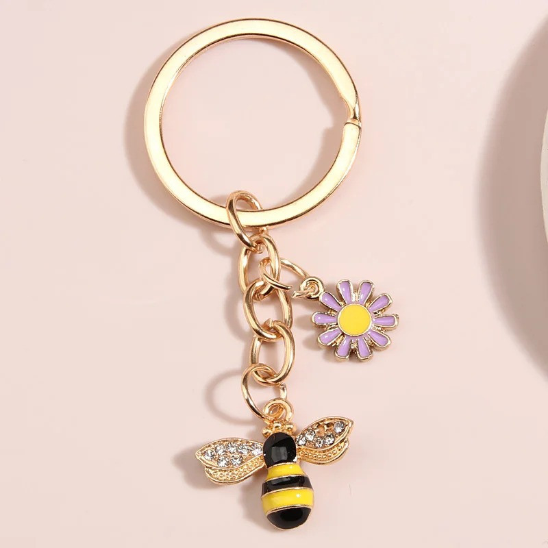 Schlüsselanhänger Biene mit Lavendelblüte – Eleganz & Natur
