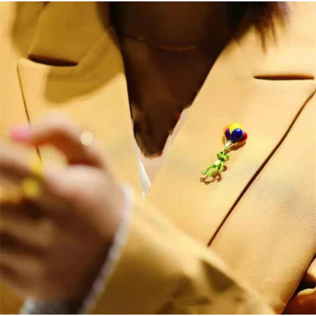 utilisation Broche Grenouille accrochée à des ballons colorés
