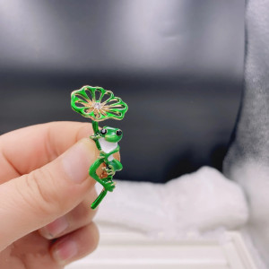 Broche Grenouille "Lotus Rêveur"