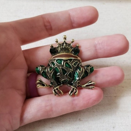 détails de la Broche Grenouille Couronne de la Forêt