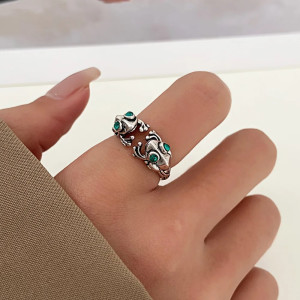 vue portée de la Bague Grenouille Nymphéa Enchantée