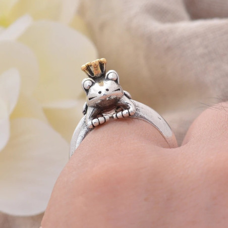 vue  portée de la Bague Grenouille Princesse Polly