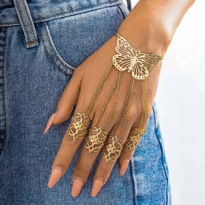 vue portée du Bracelet Papillon Éthéré - Main Enchantée