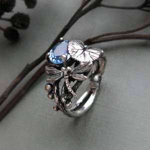 Verzauberter Libellenring mit blauem Zirkonia | Eleganter Schmuck