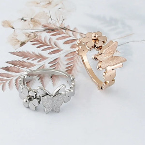 Schmetterlingsring 'Florale Zartheit' - Eleganz in Gold & Silber