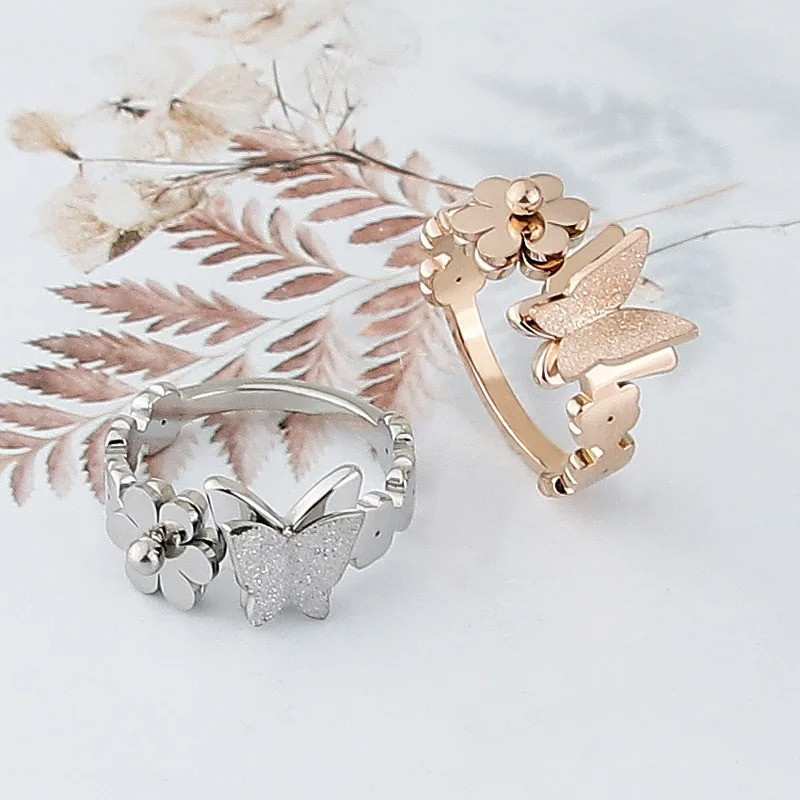 Schmetterlingsring 'Florale Zartheit' - Eleganz in Gold & Silber