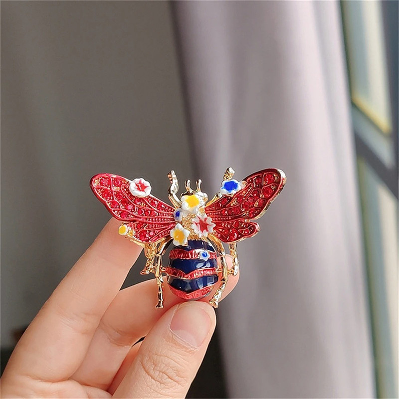 Rote Bienenbrosche mit Blumen | Einzigartiger Schmuck für Sie