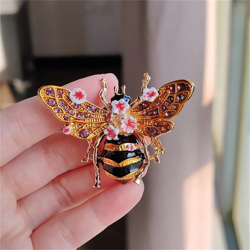 Goldene Bienenbrosche mit Blumen | Bienenschmuck für Damen