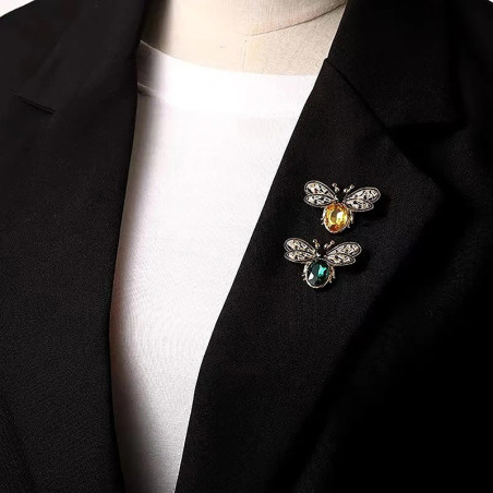 Bienenbrosche 'Königlicher Glanz' - Goldener Schmuck mit Smaragd