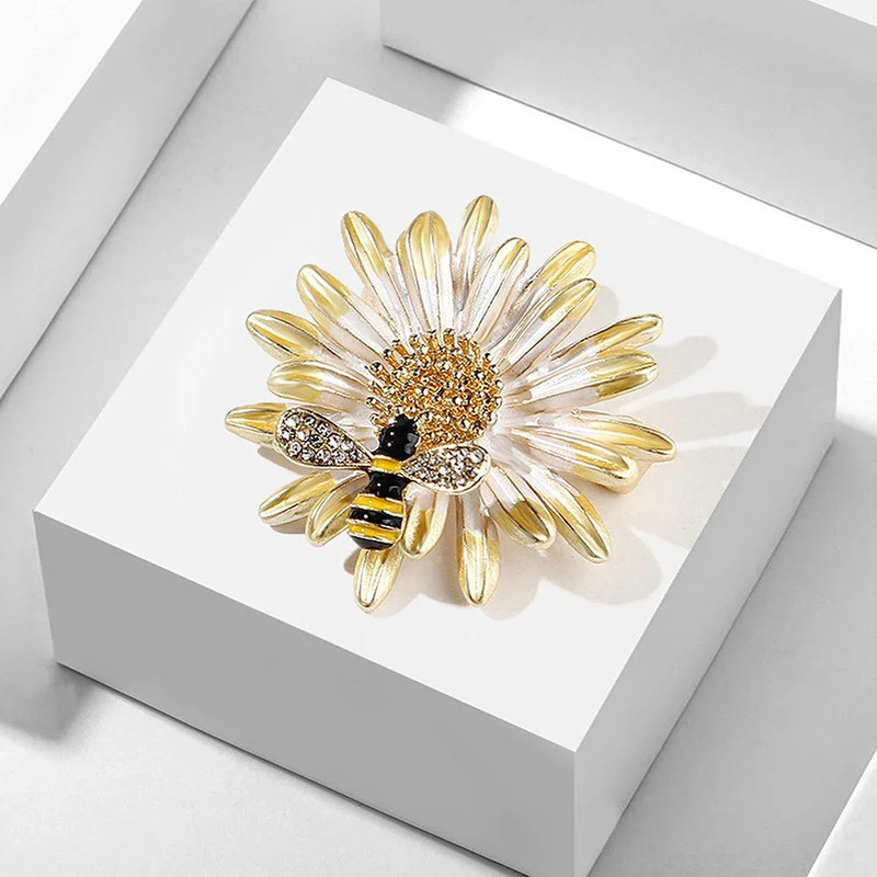 Goldene Bienenbrosche Gänseblümchen - Natürliche Eleganz