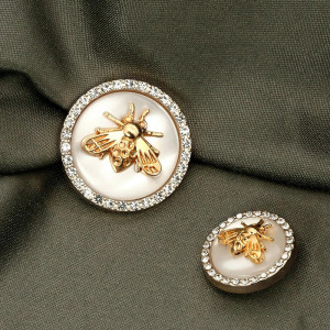 Schmuckknopf Goldene Biene Beige | Elegant mit Strass