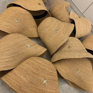 Bienenhut aus Raffia – Natürliche Eleganz für den Sommer