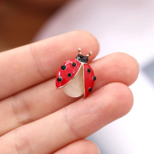 Süße Marienkäfer-Brosche aus Emaille | Geschenk für Frauen