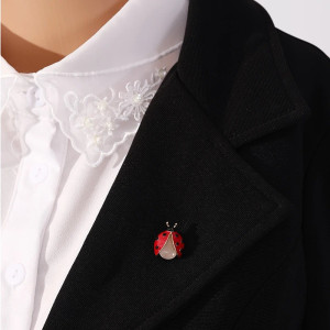 Süße Marienkäfer-Brosche aus Emaille | Geschenk für Frauen