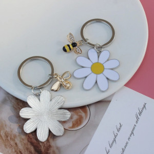 Schlüsselanhänger Biene & Gänseblümchen – Eleganz & Natur