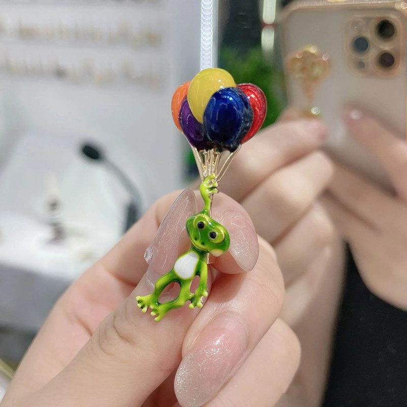 Abenteuerlicher Frosch Brosche – Süßer & lustiger Schmuck