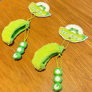 Frosch Schlüsselanhänger Grüner Kokon – Süßes Trio in Hülse
