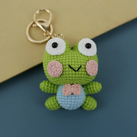 Schlüsselanhänger Eleganter Frosch – Handgehäkelt aus Baumwolle