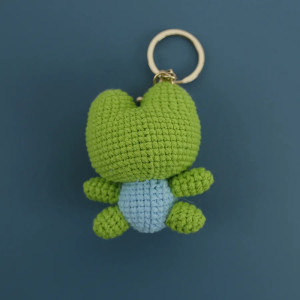 Schlüsselanhänger Eleganter Frosch – Handgehäkelt aus Baumwolle