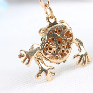 Smaragd-Frosch Anhänger – Charmanter vergoldeter Schmuck