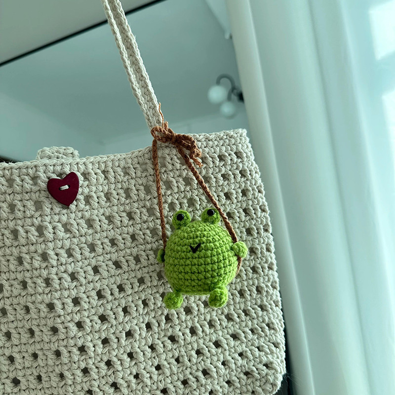 Schlüsselanhänger Frosch auf Schaukel | Handgefertigt & Süß