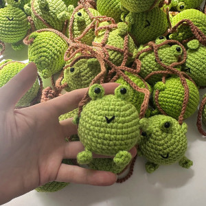 Schlüsselanhänger Frosch auf Schaukel | Handgefertigt & Süß