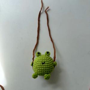 Schlüsselanhänger Frosch auf Schaukel | Handgefertigt & Süß
