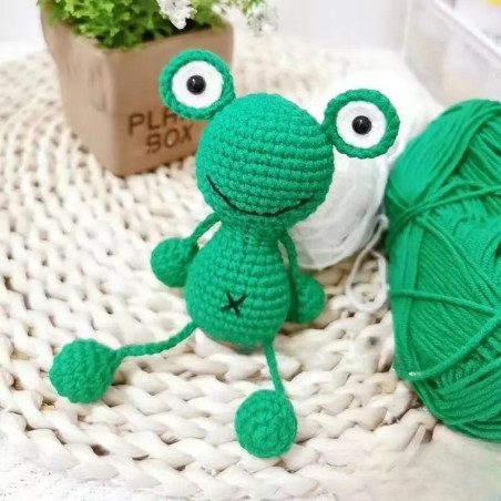 Schelmischer Frosch Anhänger | Handgefertigt & Gehäkelt | Auto-Deko