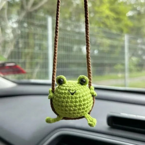 Frosch Anhänger auf Schaukel | Handgehäkelt | Auto & Natur Deko